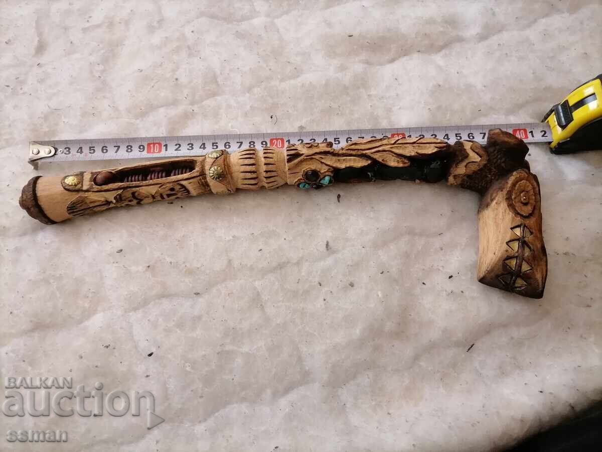 Topor de lemn ritualic șamanic cu turcoaze și tectite