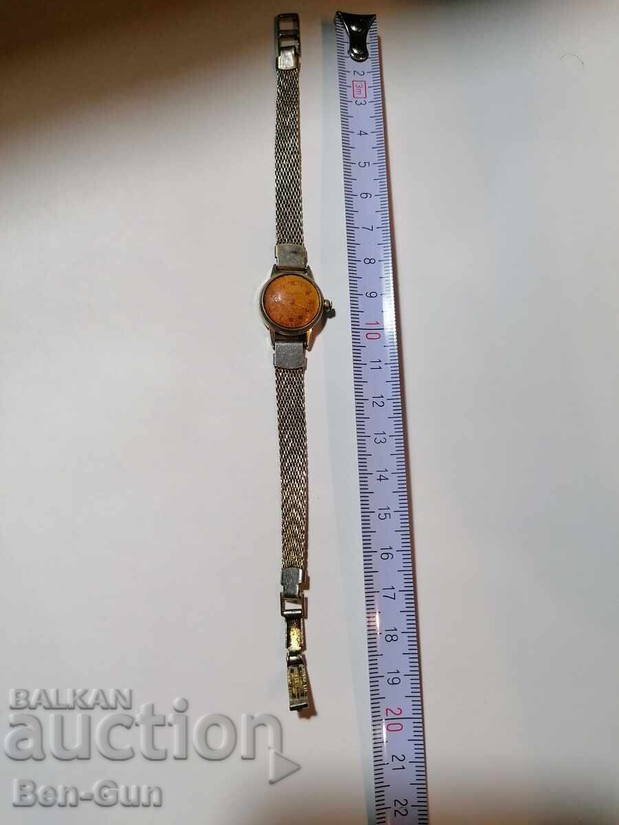 Μηχανικό χειροκίνητο ρολόι σε λειτουργία