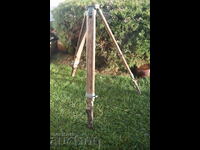 Стара дървена тринога