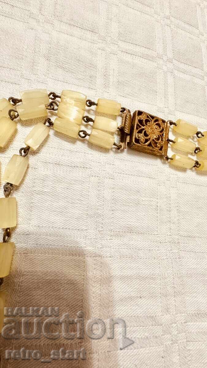 Αντίκα κολιέ από σατινέ γυαλί με τιμή € 13.00 | 25.43 BGN