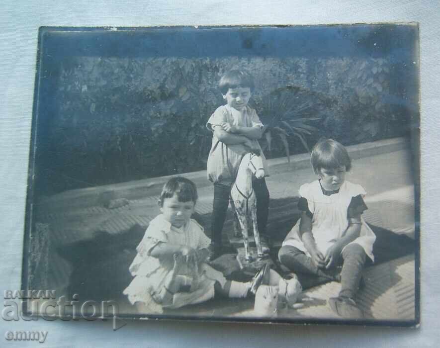 Стара снимка - три малки деца, конче, играчки