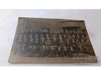 Fotografie Tineri bărbați cu profesorii lor