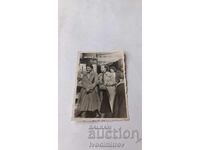 Φωτογραφία Βάρνα Δύο νεαρές γυναίκες μπροστά από το φωτογραφείο Βέλτα