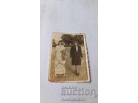 Fotografie Sofia Două femei tinere și un bebeluș la plimbare