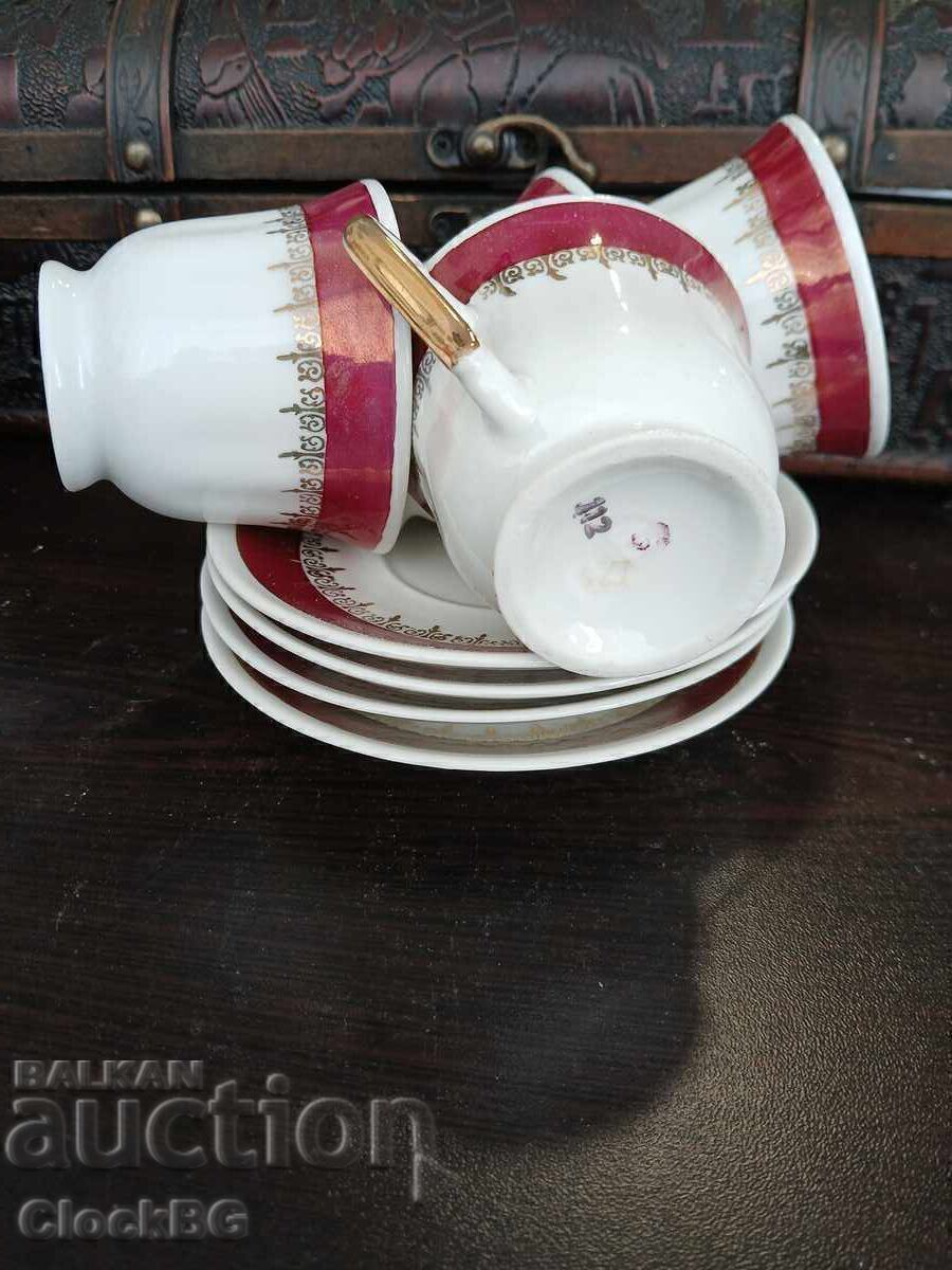 Licitație – Set de 4 cești de porțelan cu farfurioare – Zaječar