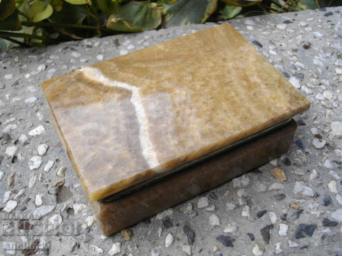 ΠΑΛΙΟ ΜΑΡΜΑΡΙΝΟ ΚΟΥΤΙ ΓΙΑ ΚΟΣΜΗΜΑΤΑ με τιμή € 30.00 | 58.67 BGN