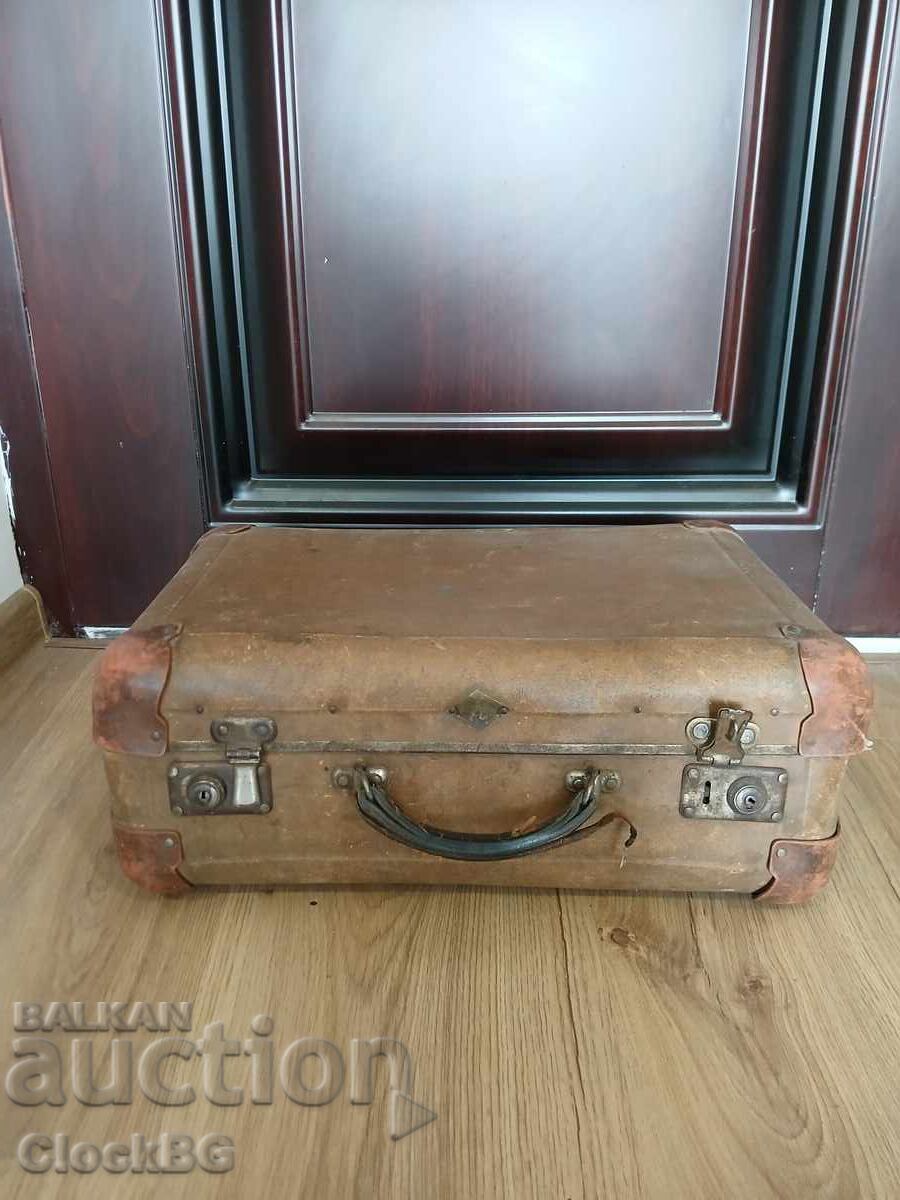 Valiză vintage de 30-50 de ani – cu colțuri din piele