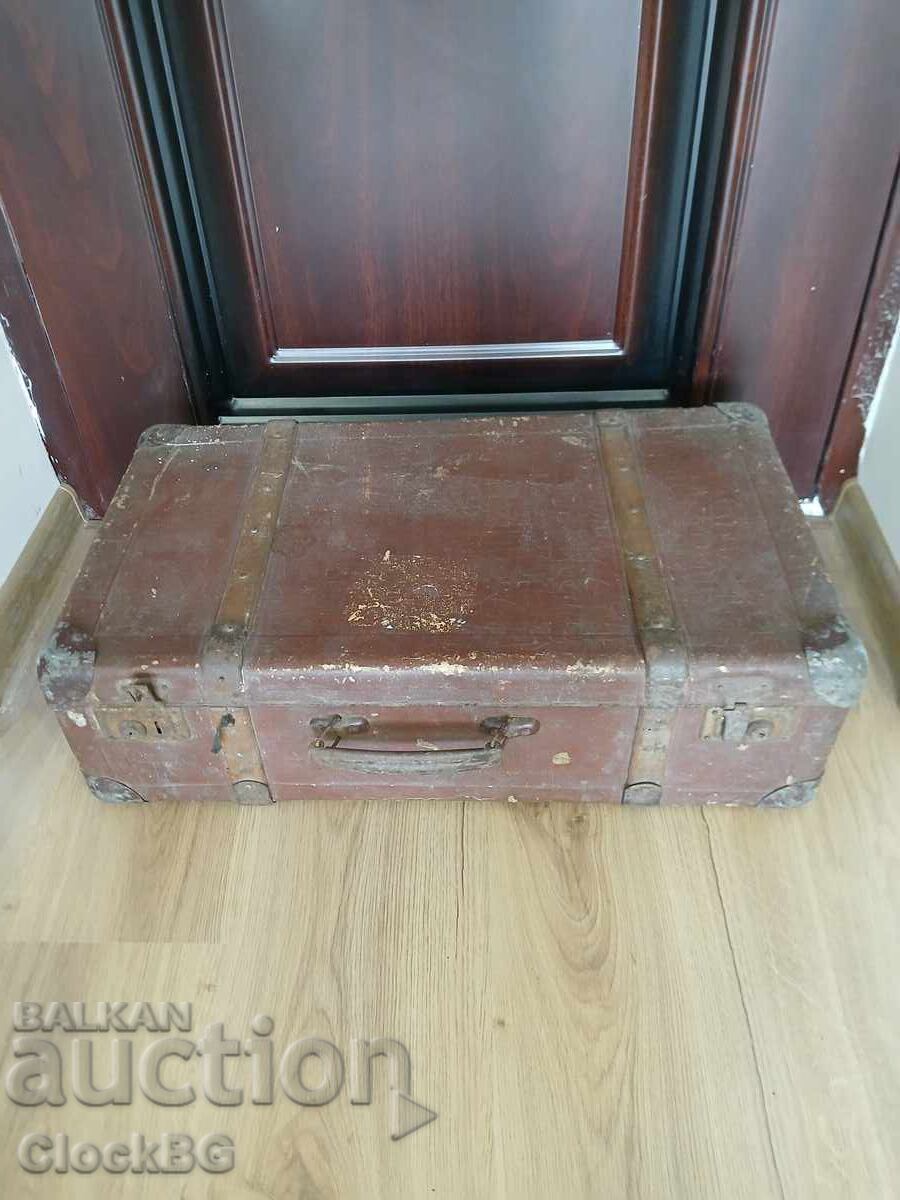 Valiză vintage socialistă – DIP „Petăr Chenelov” Plovdiv cu preț € 19.00 | 37.16 BGN Valiză vintage socialistă – DIP „Petăr Chenelov” Plovdiv cu preț € 19.00 | 37.16 BGN