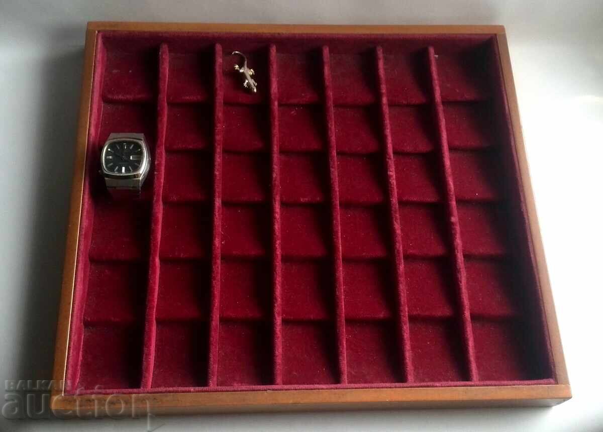 Аукцион кадифен поднос за монети, медали брошки или часовници Аукцион кадифен поднос за монети, медали брошки или часовници