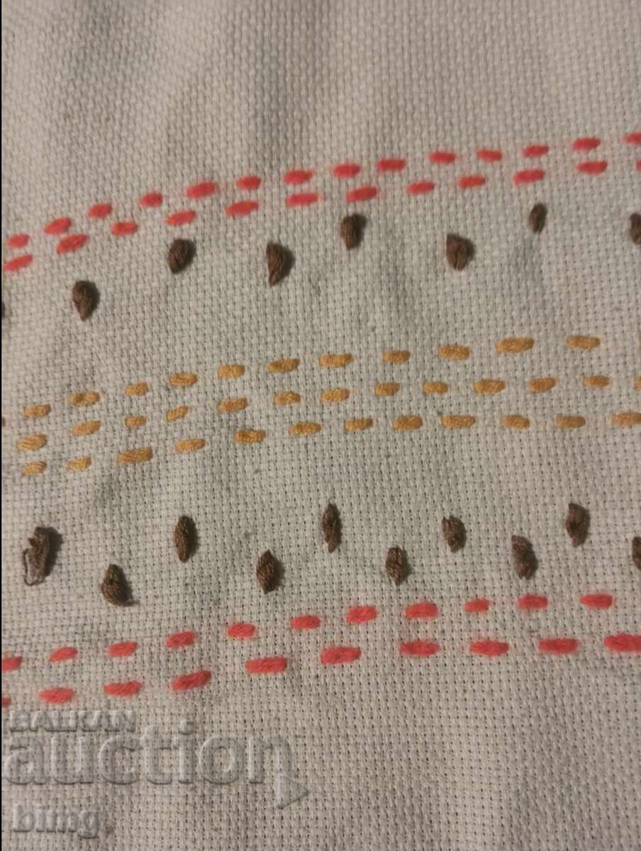 Perdea cu broderie manuală