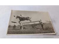 Fotografie Jochei Militari Sărind Peste Obstacol de Lemn