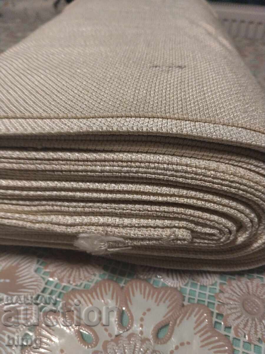 Един топ бежов плат с цена € 4.00 | 7.82 лв.