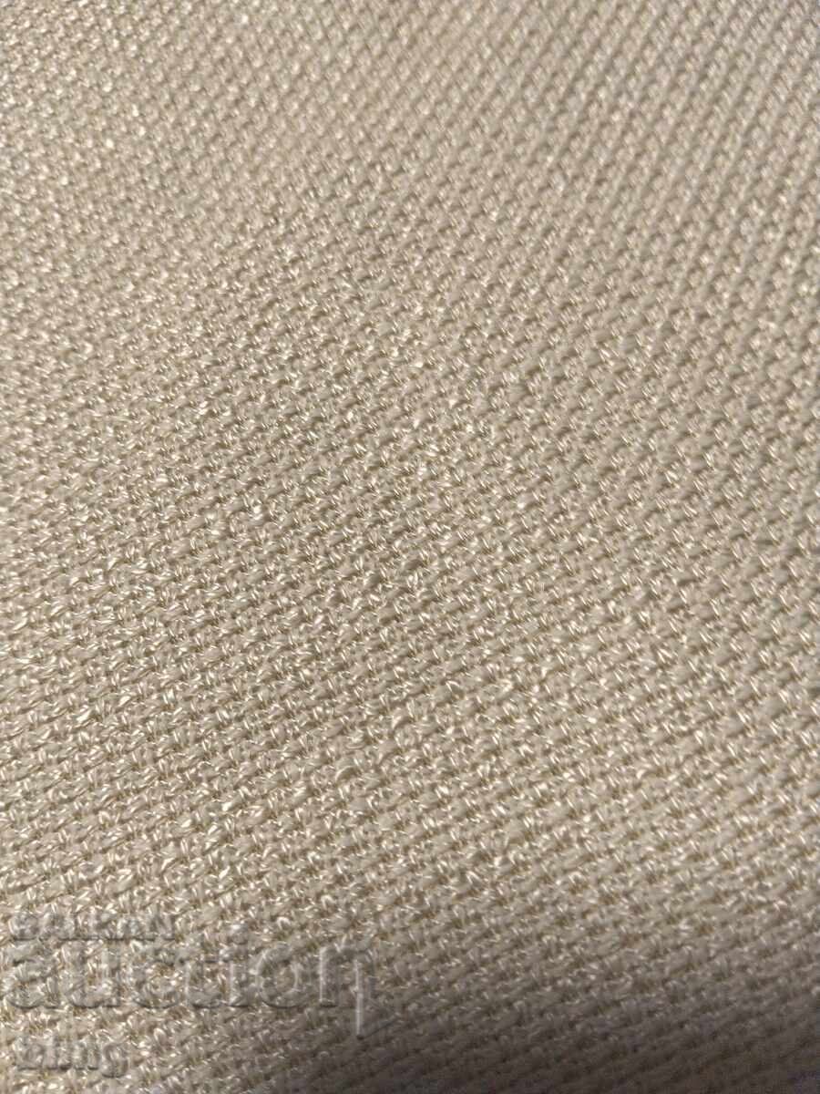 Един топ бежов плат