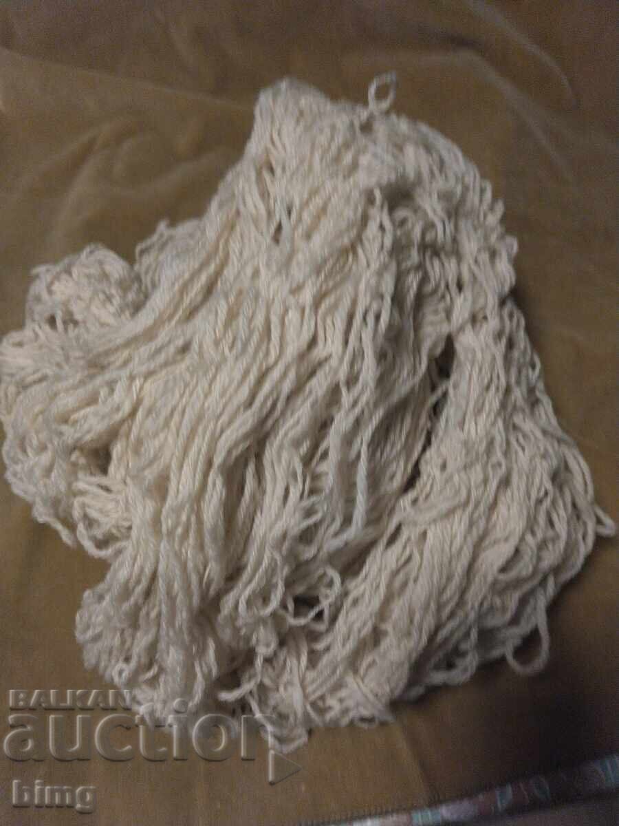 Μάλλινο νήμα για πλέξιμο από πρόβατο με τιμή € 10.00 | 19.56 BGN