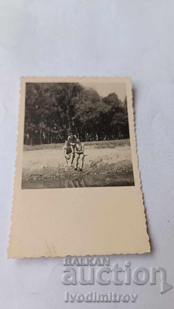 Fotografie Tineri bărbați pe malul râului