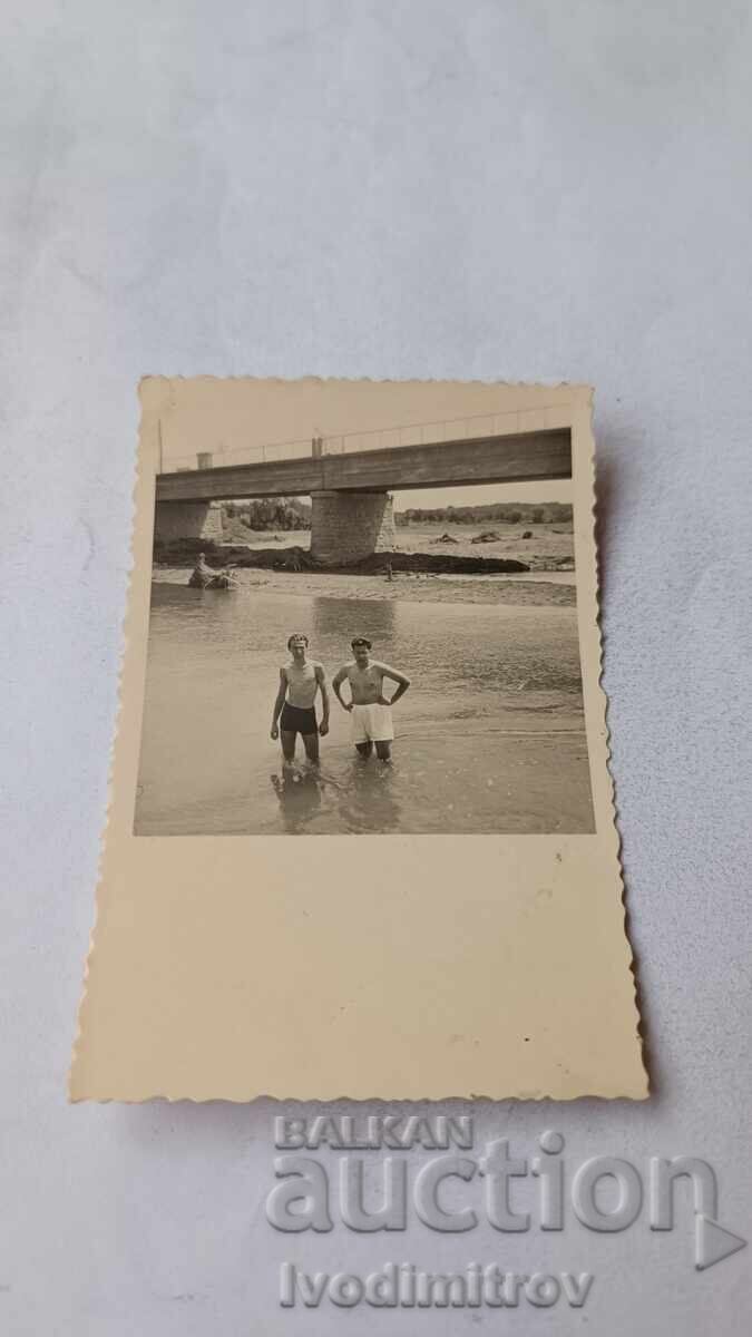 Fotografie Doi bărbați într-un râu mare Fotografie Doi bărbați într-un râu mare