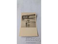 Φωτογραφία Δύο άνδρες σε μεγάλο ποτάμι