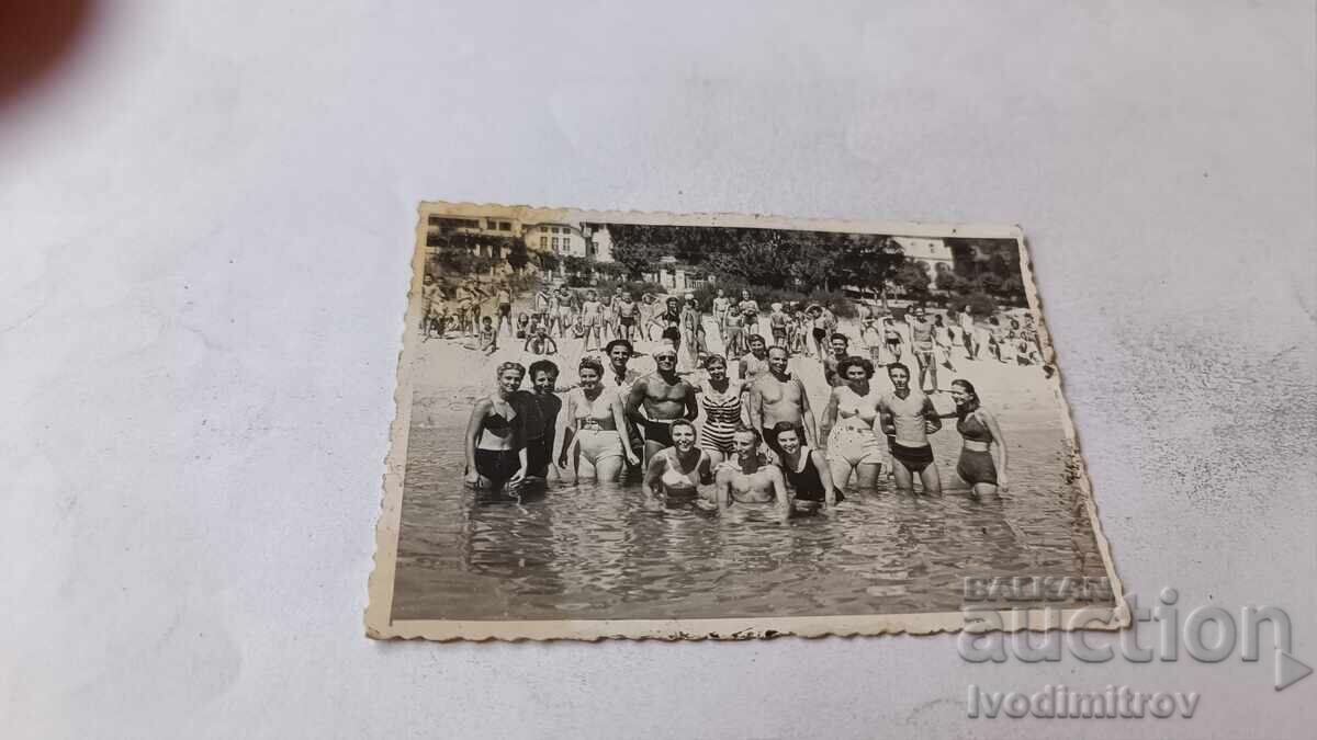 Fotografie Varna Tineri și tinere pe malul mării