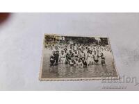 Снимка Варна Младежи и девойки на брега на морето