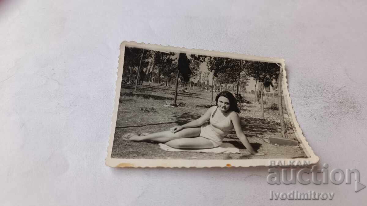 Φωτογραφία Νέας κοπέλας με μαγιό στο γρασίδι