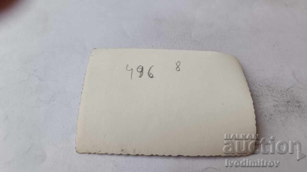 Fotografie Tineri și tinere cu barcă gonflabilă pe plajă cu preț € 0.74 | 1.45 BGN