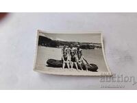 Φωτογραφία Νέων και κοριτσιών με φουσκωτό σκάφος στην παραλία