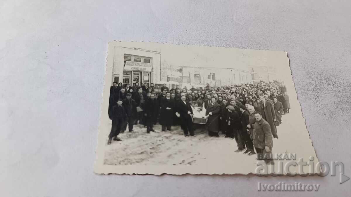 Снимка Погребална церемония на улицата