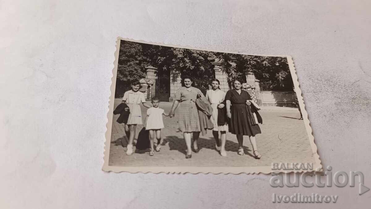 Fotografie Sofia Femei și copii la plimbare Fotografie Sofia Femei și copii la plimbare