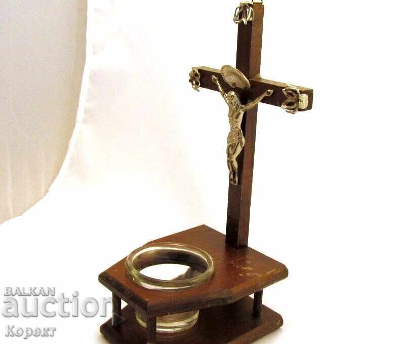Ξύλινος επιτραπέζιος σταυρός, εσταυρωμένο με κυπελάκι