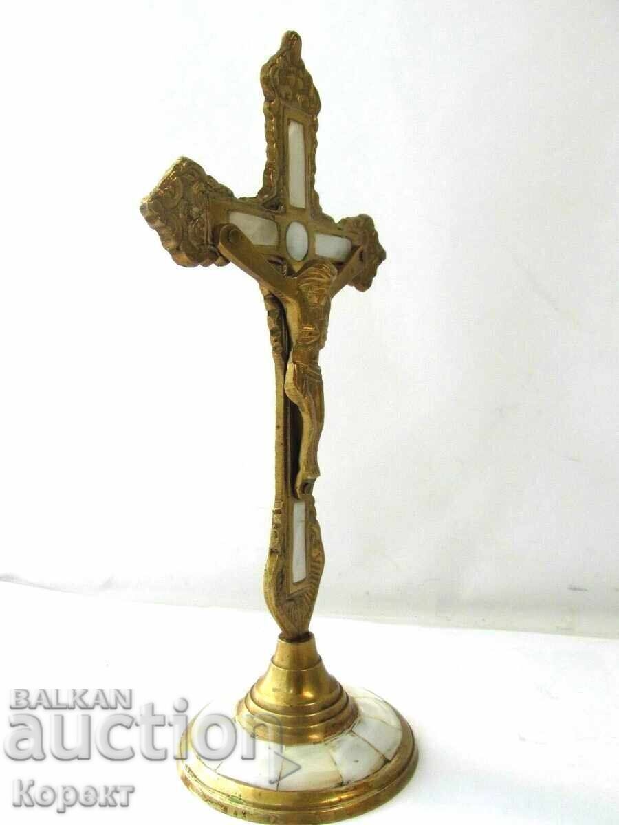 Cruce de masă, crucifix cu elemente perlate cu preț € 50.00 | 97.79 BGN