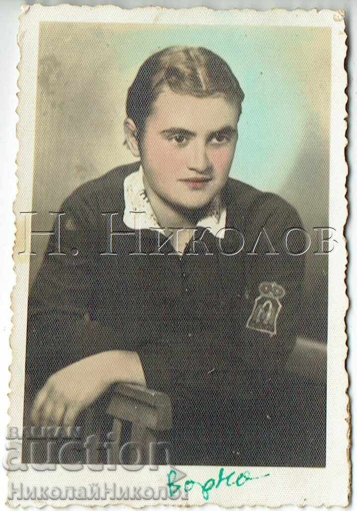 МАЛКА СТАРА СНИМКА ВАРНА ГИМНАЗИСТ В СТУДИО ФОТО „ЕТЮД“ Е997 МАЛКА СТАРА СНИМКА ВАРНА ГИМНАЗИСТ В СТУДИО ФОТО „ЕТЮД“ Е997