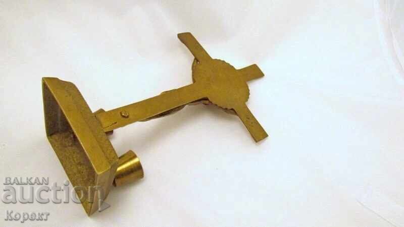 Livrarea Altar antic, piedestal în picioare, crucifix din bronz, cruce