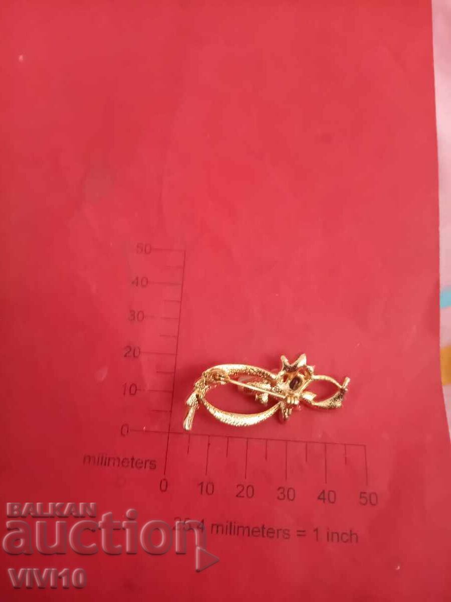 Broșă veche cu pietre și perlă cu preț € 15.00 | 29.34 BGN Broșă veche cu pietre și perlă cu preț € 15.00 | 29.34 BGN