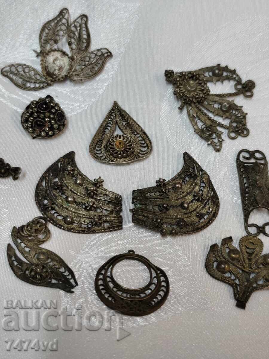 Lot antic de detalii filigranate vechi, rămase, bijuterii cu preț € 30.00 | 58.68 BGN Lot antic de detalii filigranate vechi, rămase, bijuterii cu preț € 30.00 | 58.68 BGN