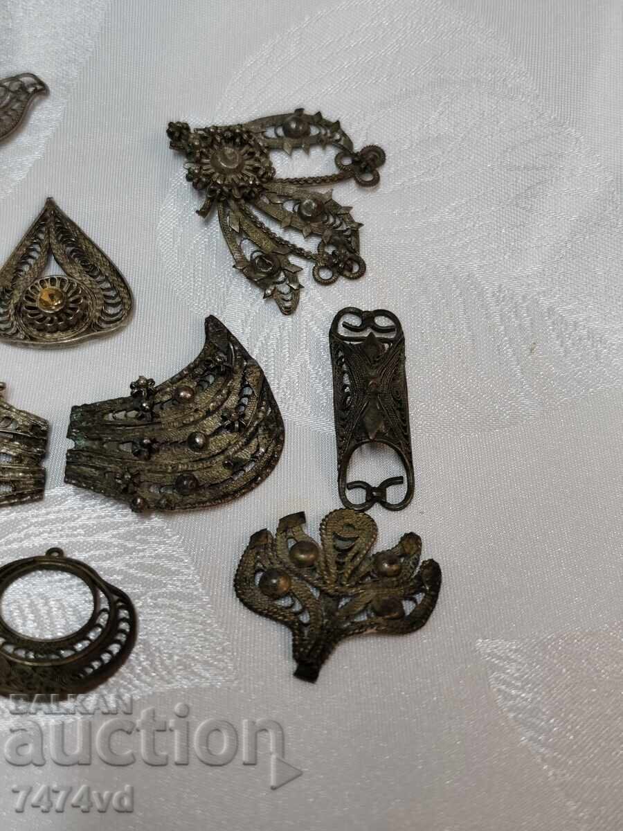 Licitație Lot antic de detalii filigranate vechi, rămase, bijuterii Licitație Lot antic de detalii filigranate vechi, rămase, bijuterii