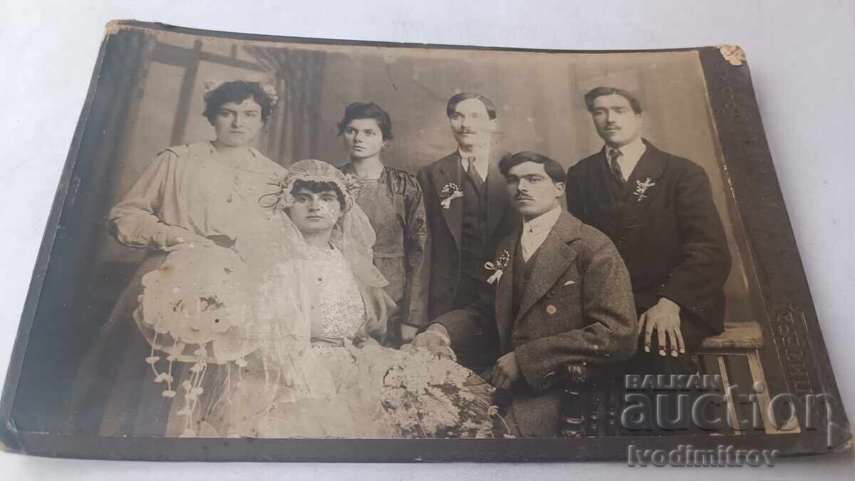 Fotografie Proaspăt căsătoriți cu prietenii lor Carton