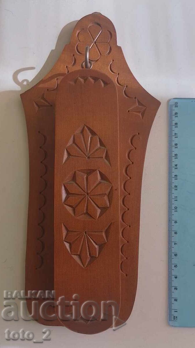 OLD BEAUTIFUL CLOTHES BRUSH WITH WOOD CARVING