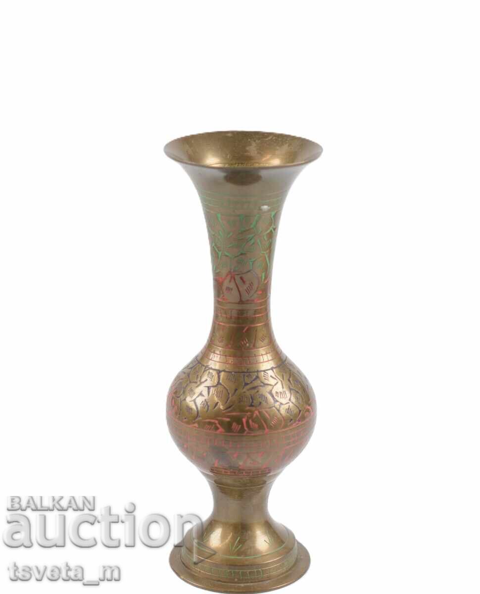 Vază veche de bronz cu motive florale gravate manual cu preț € 11.00 | 21.51 BGN Vază veche de bronz cu motive florale gravate manual cu preț € 11.00 | 21.51 BGN