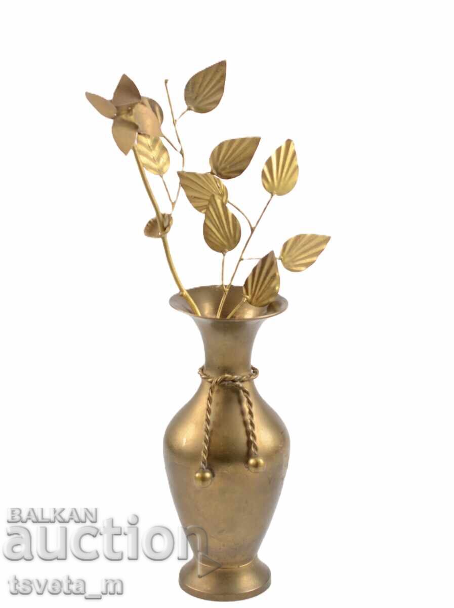 Αρχαίο χάλκινο βάζο με διακοσμητικό κλαδί