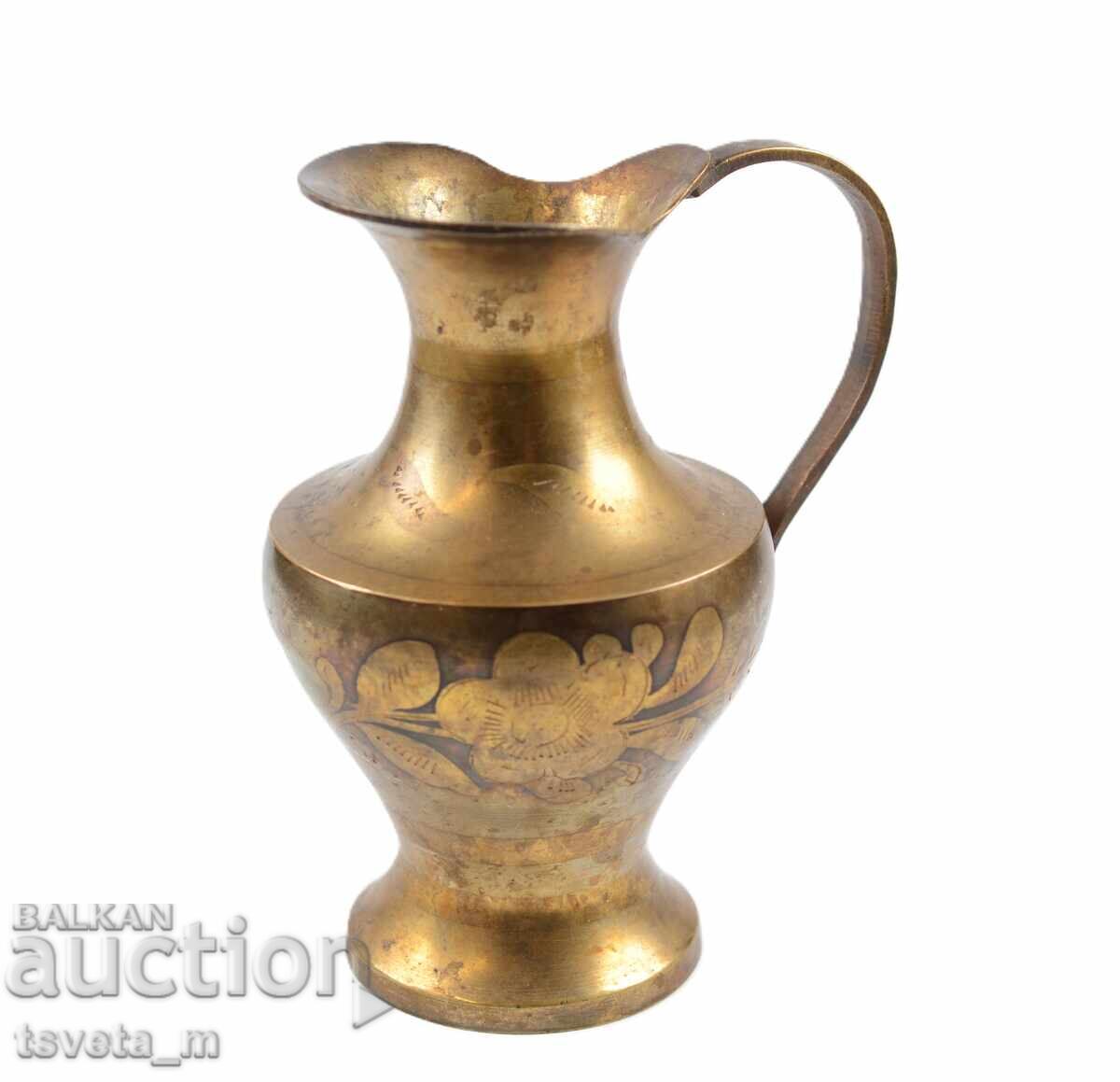 Βίντατζ χάλκινη κανάτα με χαραγμένα floral μοτίβα με τιμή € 10.00 | 19.56 BGN Βίντατζ χάλκινη κανάτα με χαραγμένα floral μοτίβα με τιμή € 10.00 | 19.56 BGN