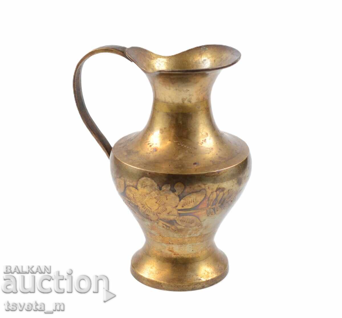 Βίντατζ χάλκινη κανάτα με χαραγμένα floral μοτίβα Βίντατζ χάλκινη κανάτα με χαραγμένα floral μοτίβα