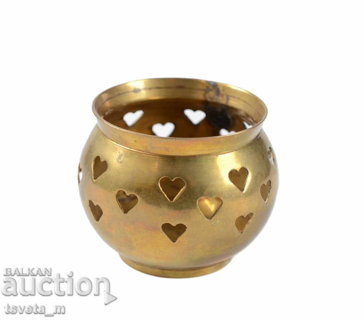 Αρχαίο μπρούτζινο κηροπήγιο, διακοσμημένο με περίτεχνα σκαλιστά σχέδια με τιμή € 5.00 | 9.78 BGN Αρχαίο μπρούτζινο κηροπήγιο, διακοσμημένο με περίτεχνα σκαλιστά σχέδια με τιμή € 5.00 | 9.78 BGN