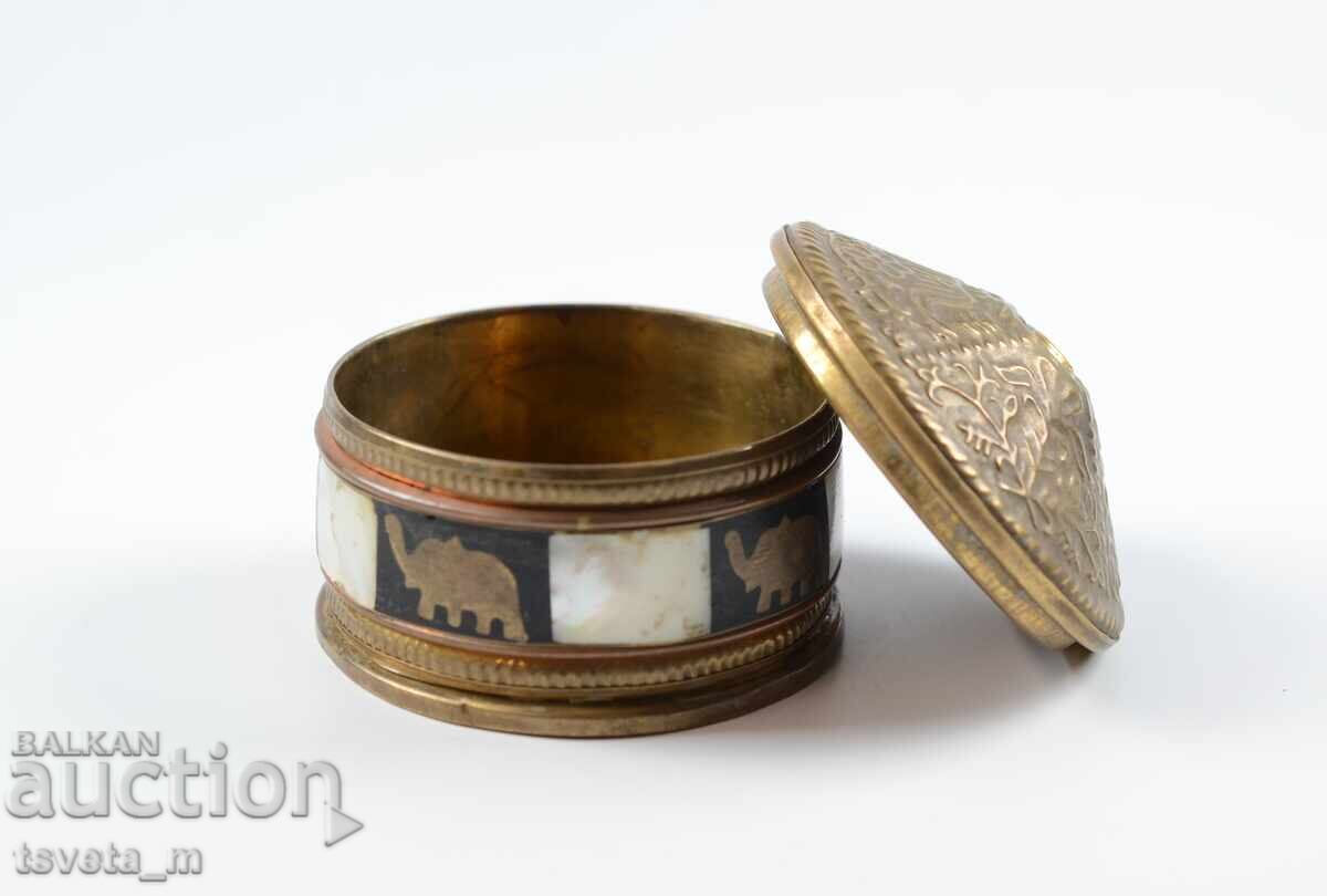 Старинна бронзова кутийка за бижута с инкрустации от седеф с цена € 8.00 | 15.65 лв.