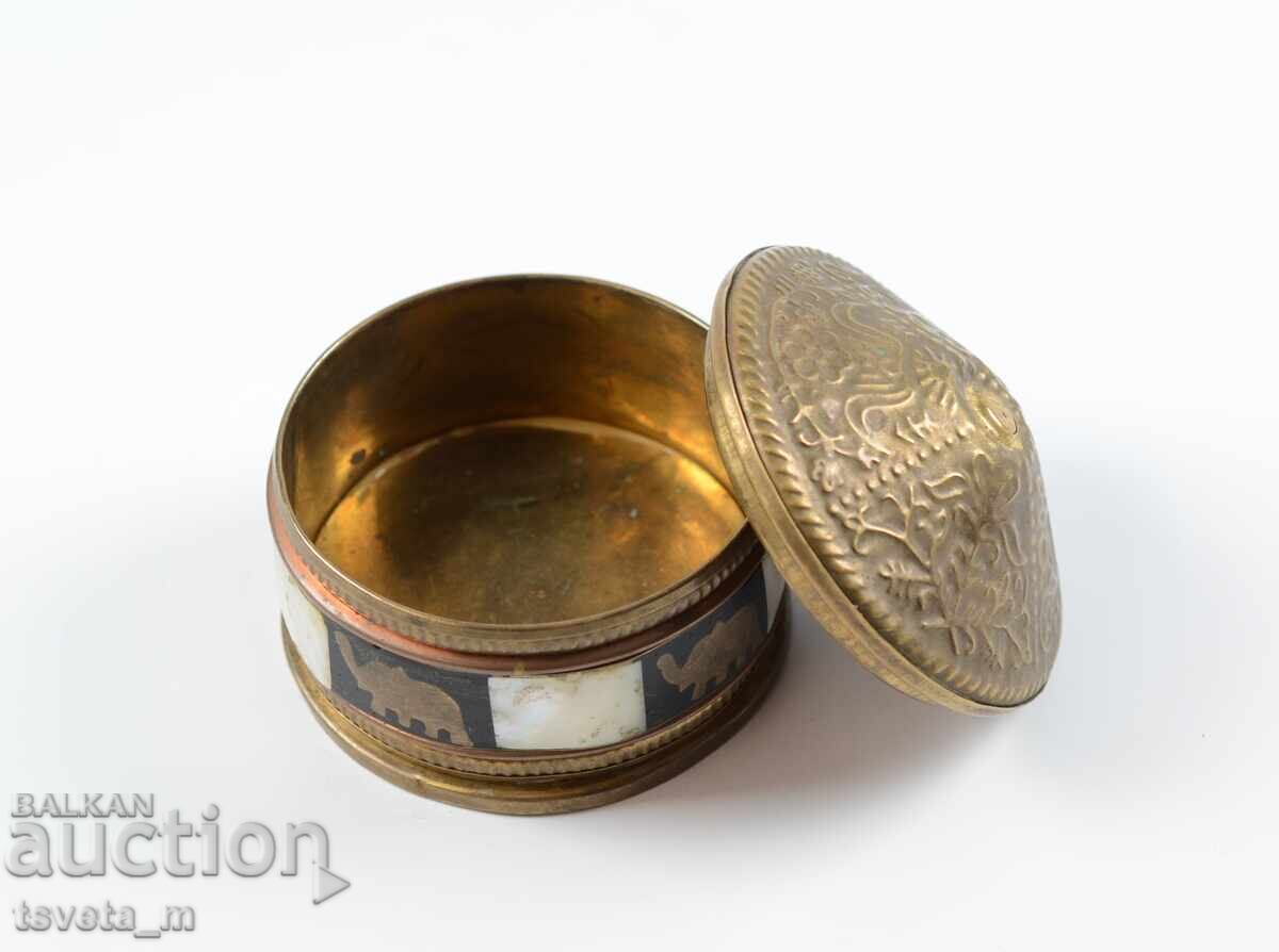 Аукцион Старинна бронзова кутийка за бижута с инкрустации от седеф