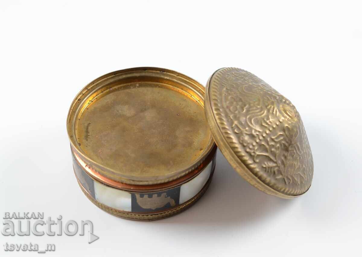 Доставка на Старинна бронзова кутийка за бижута с инкрустации от седеф