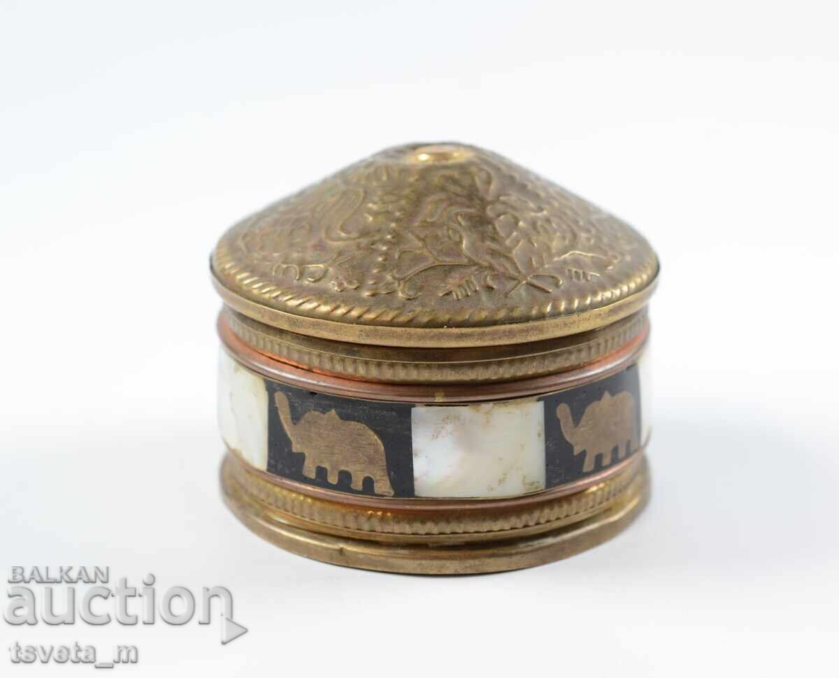 Старинна бронзова кутийка за бижута с инкрустации от седеф