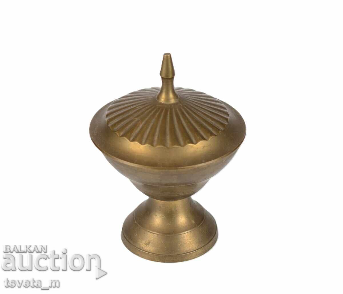 Recipient vechi din bronz cu capac cu preț € 5.00 | 9.78 BGN