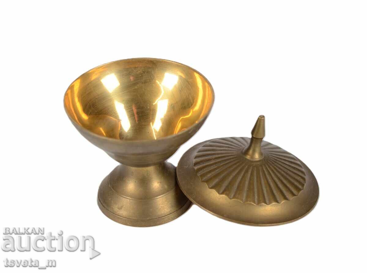 Licitație Recipient vechi din bronz cu capac