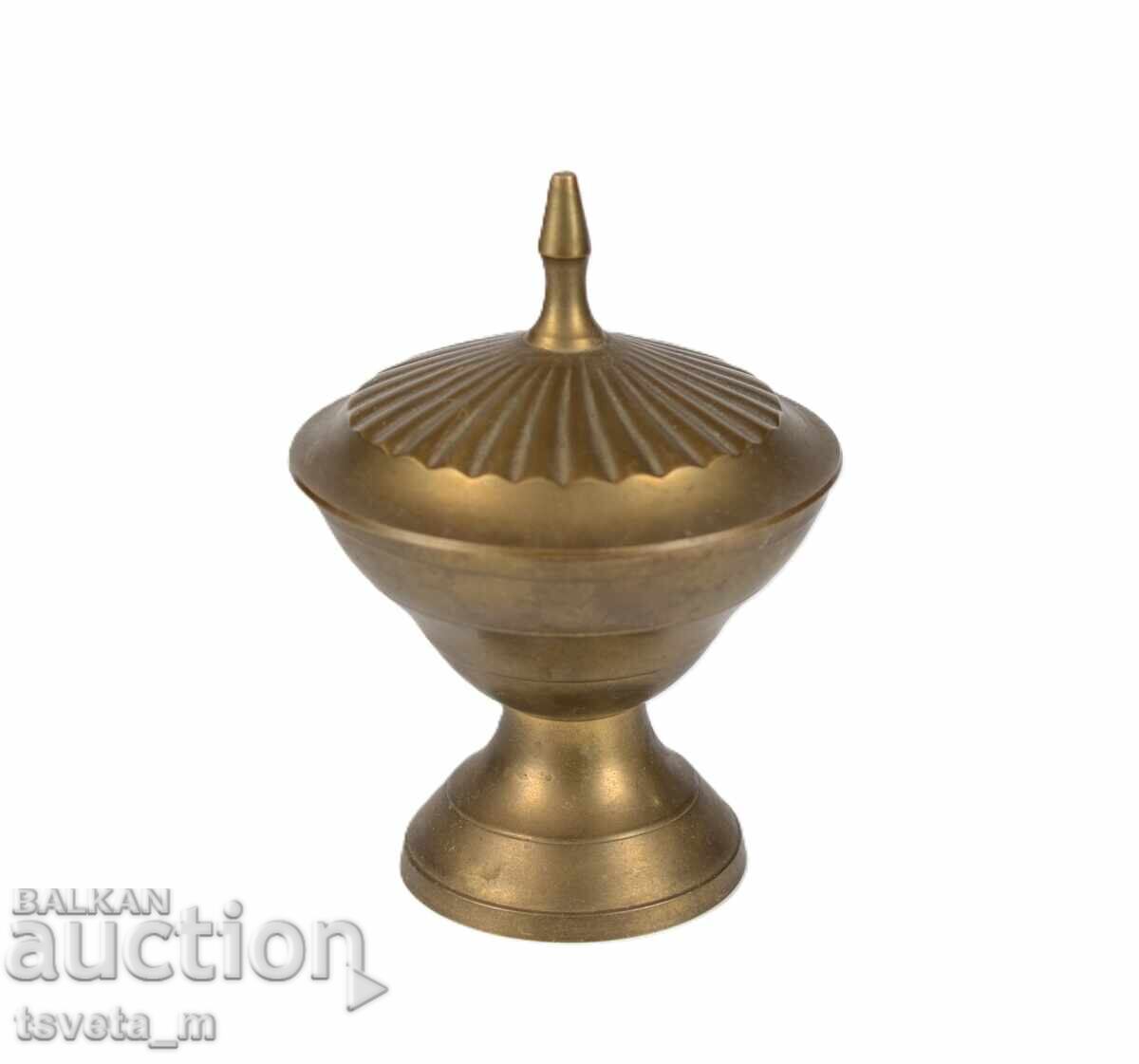 Recipient vechi din bronz cu capac