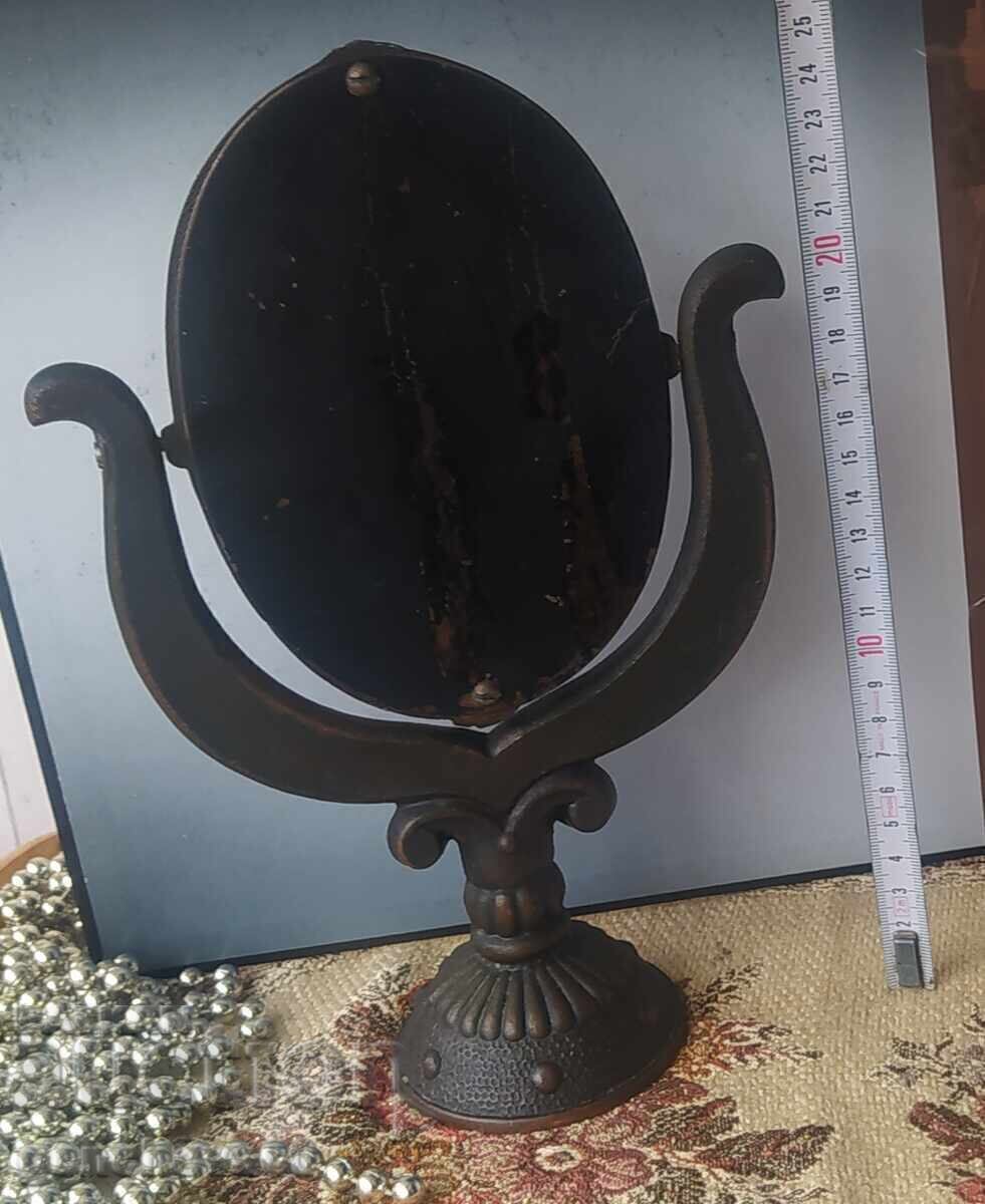 Oglindă antică cu ramă din alamă, stil baroc, din anii '20 cu preț € 40.00 | 78.23 BGN